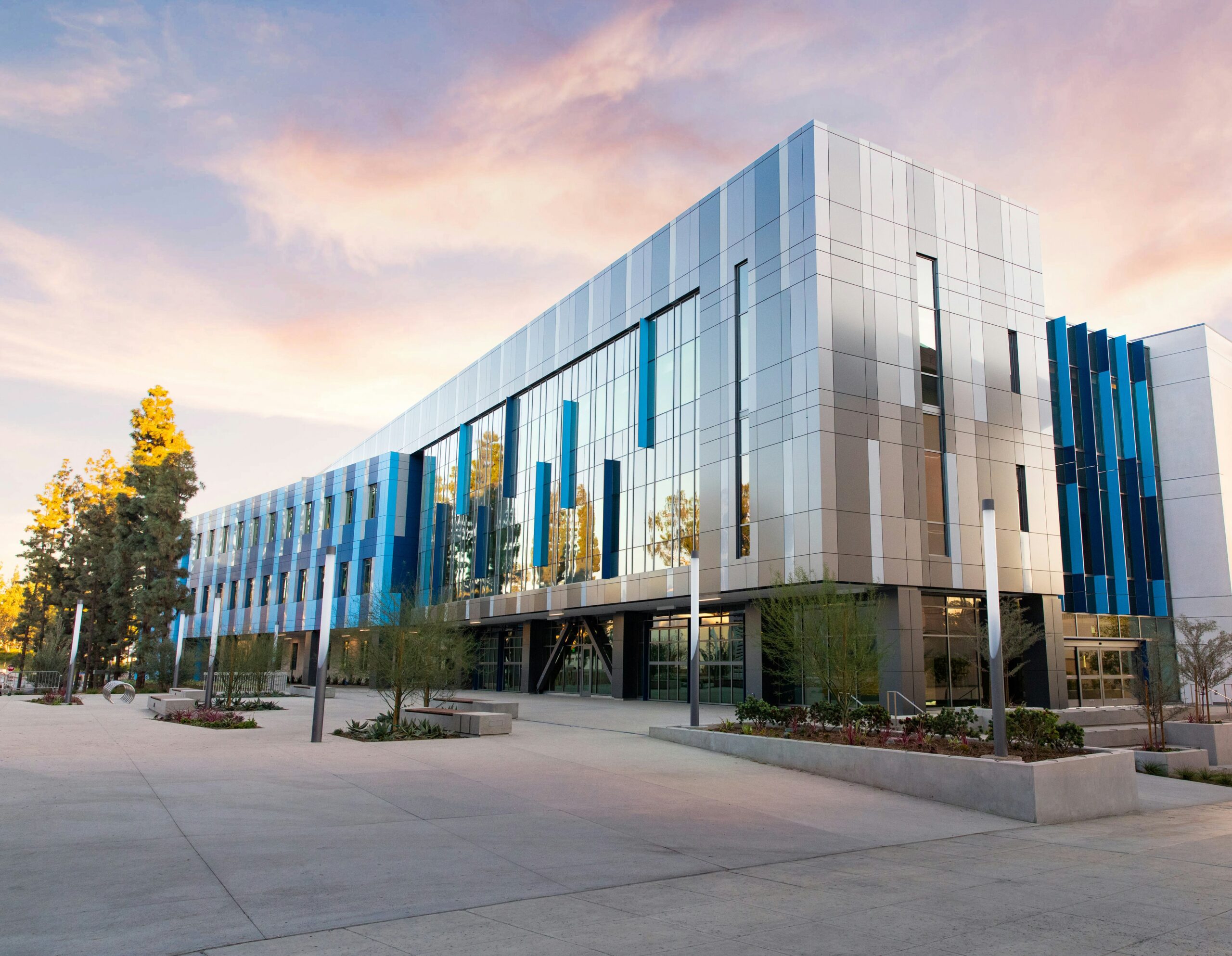 kaleb-tapp-1deQbU6DhBg-unsplash modern office building